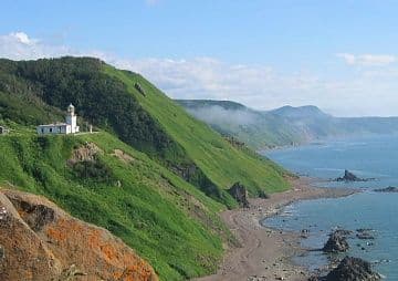 Красивый вид на побережье и горы