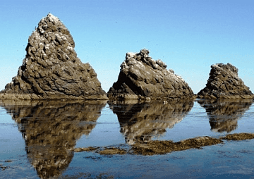 Вид на Три Брата - группа из трёх выступающих из воды столбообразных скал