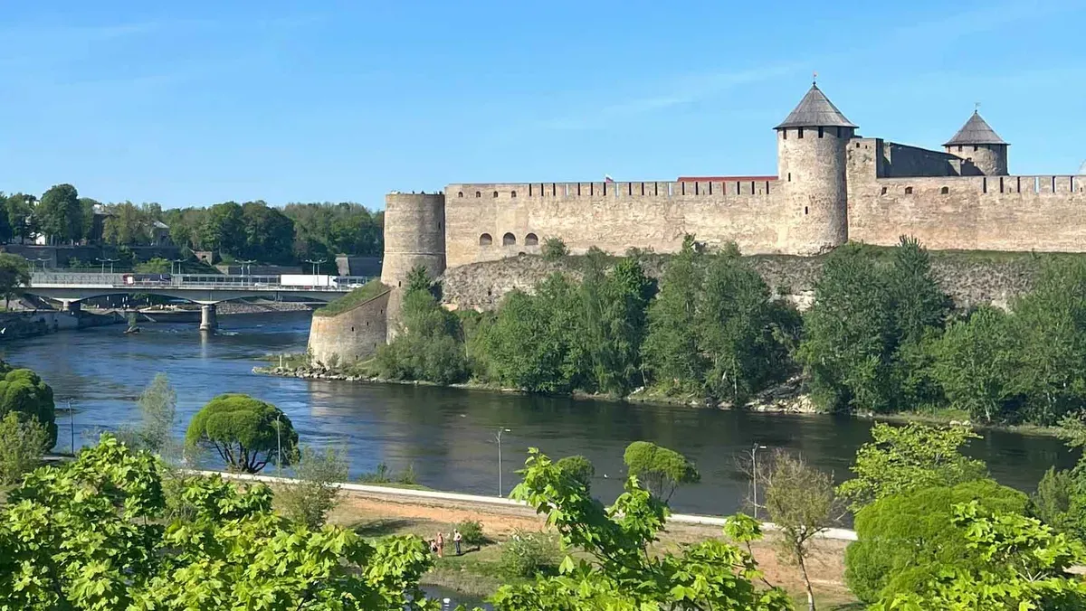 Вид на Ивангородскую крепость и Нарвский замок Германа через реку Нарву